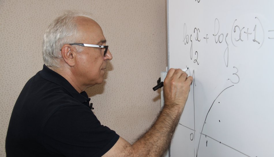 Зураб Шония читает лекцию по математике